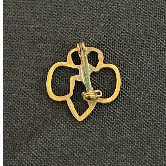 Vintage Girl Scouts Gold Tone Open Trefoil Pin Outline GS Badge Collectible - Picture 2 of 3